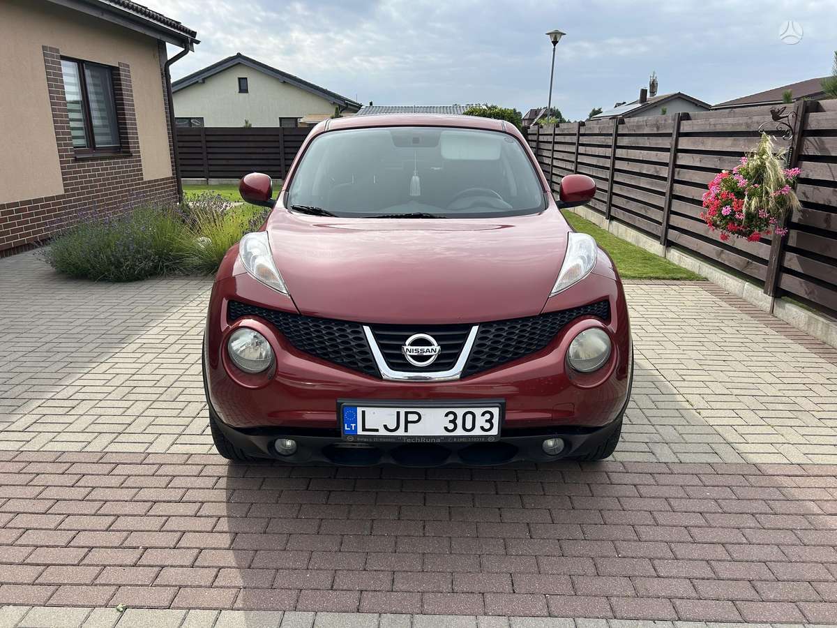 Nissan Juke 2012 — rear view