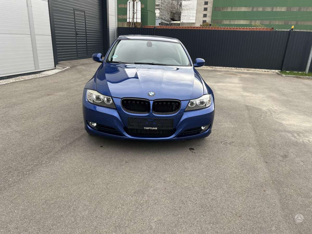 BMW 320 2008 — салон