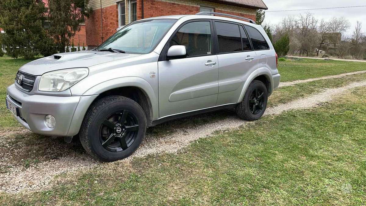 Toyota RAV4 2005 — rear view