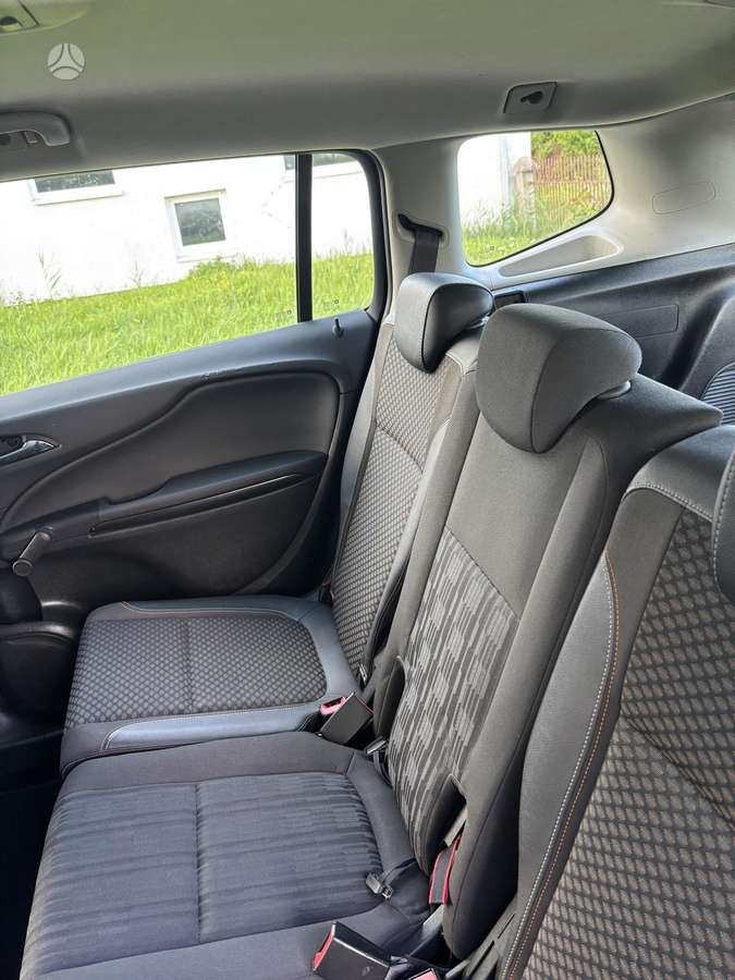 Opel Zafira 2012 — photo 12