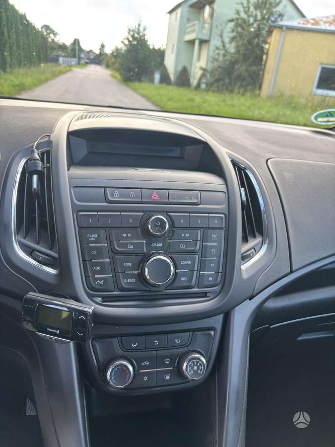 Opel Zafira 2012 — photo 17
