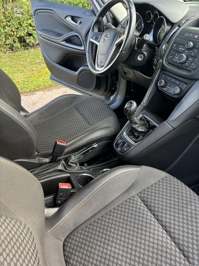 Opel Zafira 2012 — photo 26