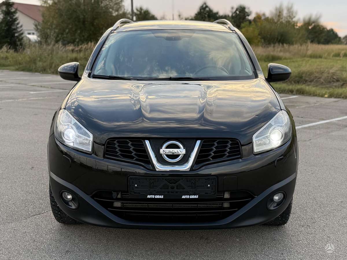 Nissan Qashqai+2 2011 — rear view