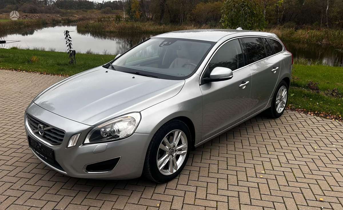 Volvo V60 2013 — салон