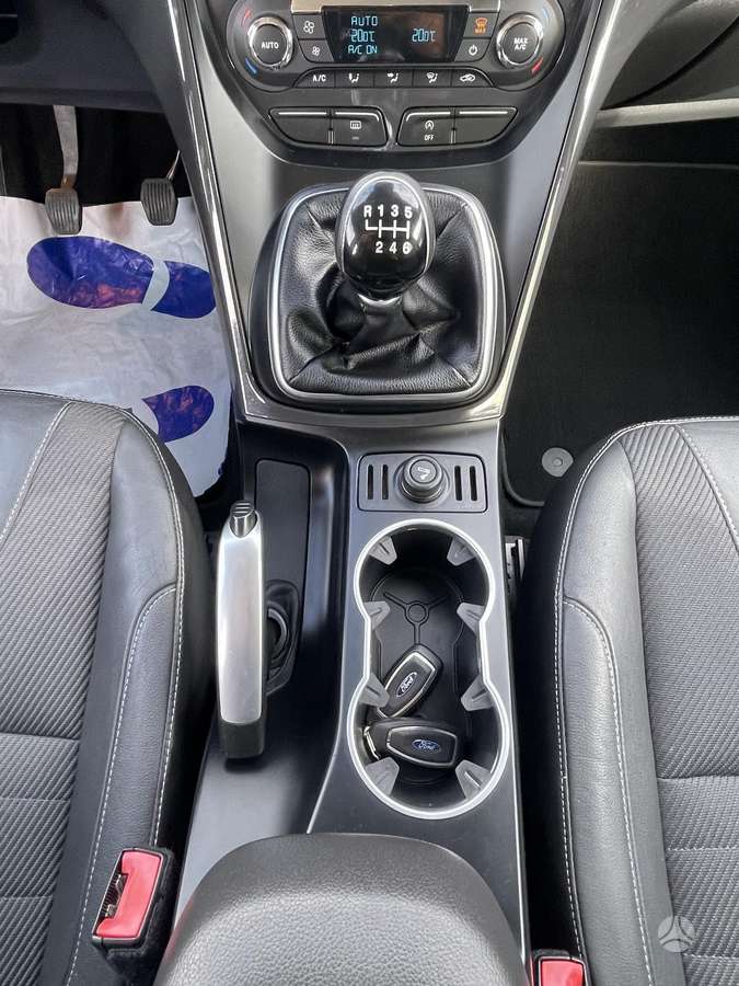 Ford Kuga 2015 — photo 18