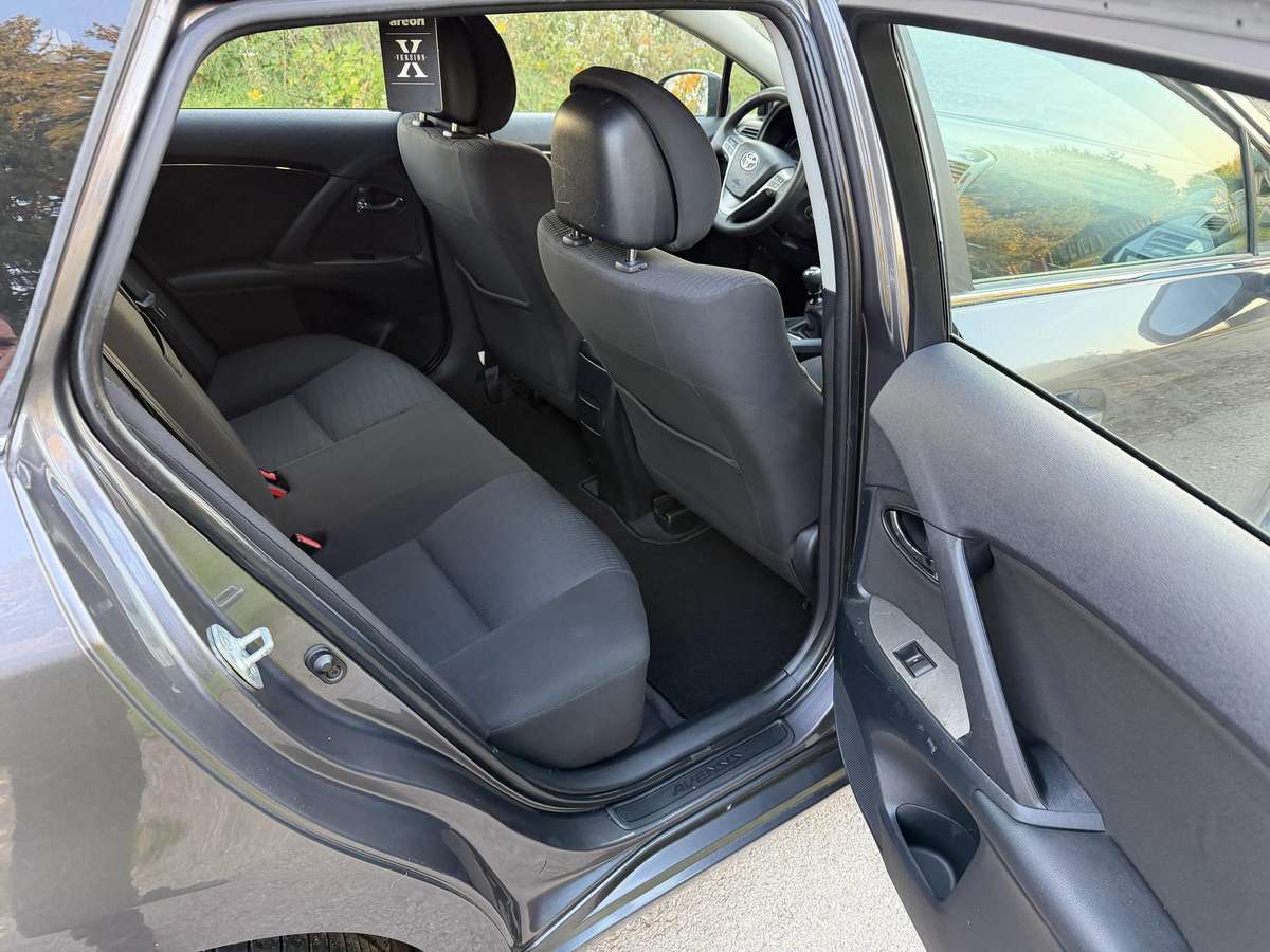 Toyota Avensis 2010 — photo 13