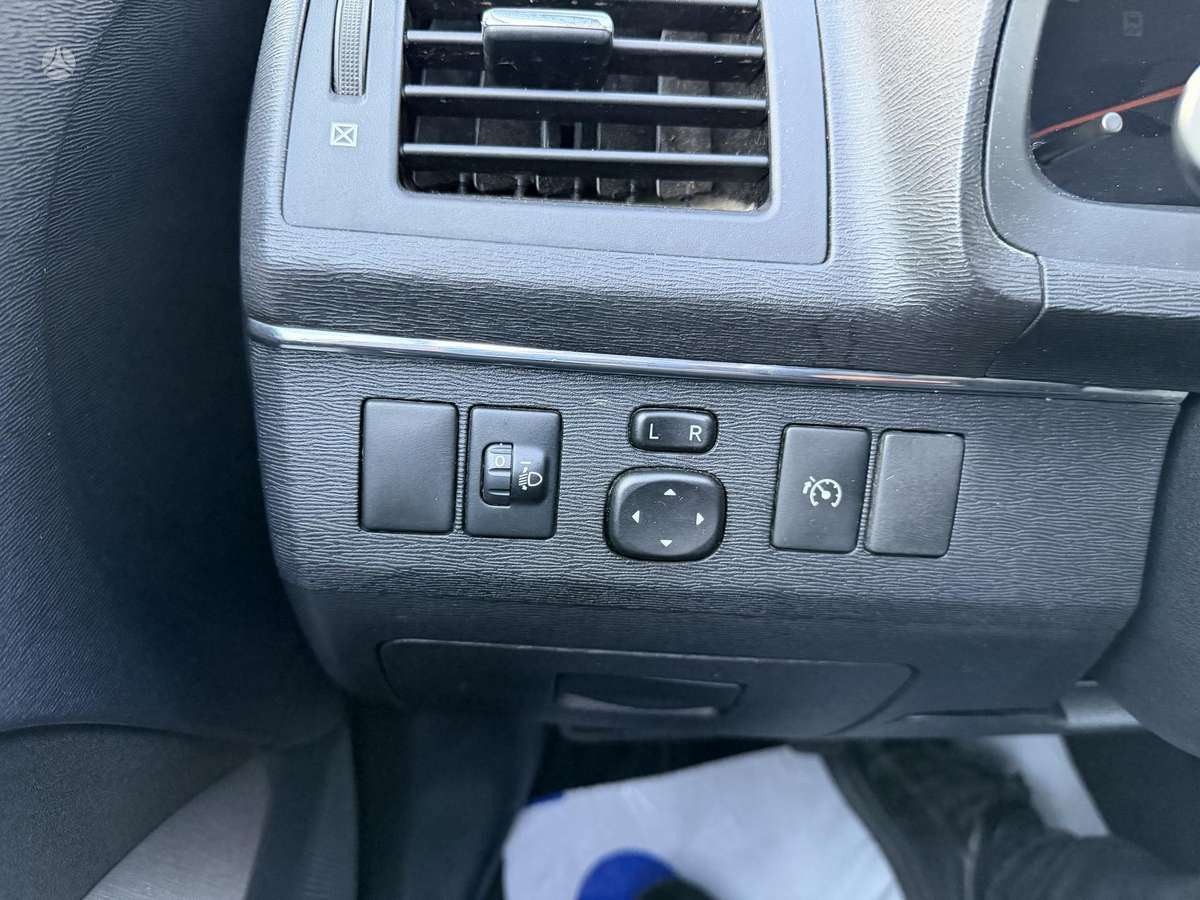 Toyota Avensis 2010 — photo 17