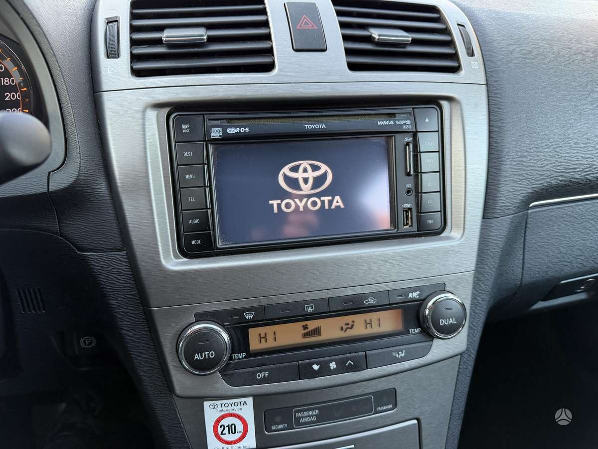 Toyota Avensis 2010 — photo 18