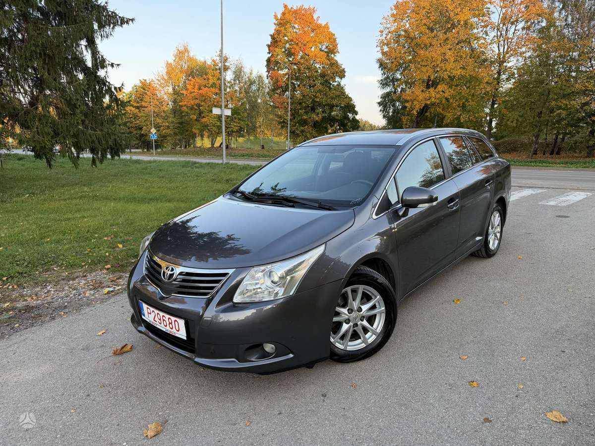 Toyota Avensis 2010 — rear view