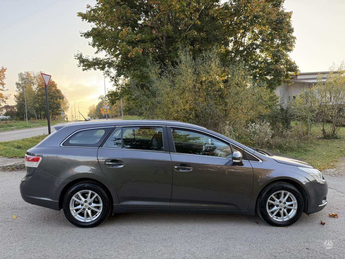 Toyota Avensis 2010 — engine 1995 cm³, 126 HP (93kW)