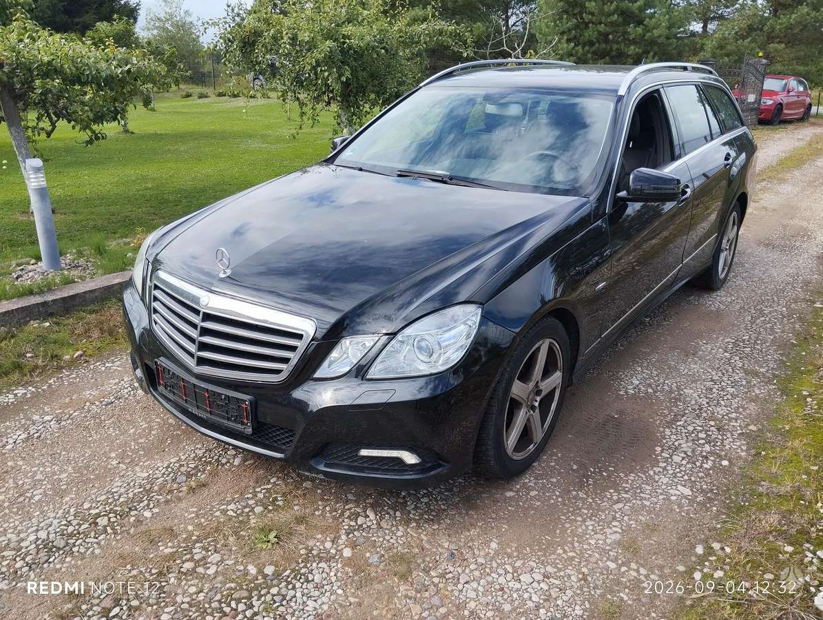 Mercedes-Benz E350 2010 — rear view
