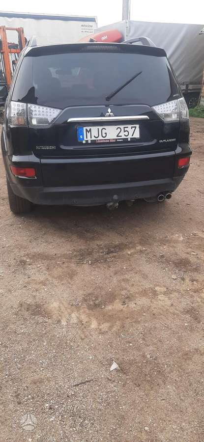 Mitsubishi Outlander 2011 — салон