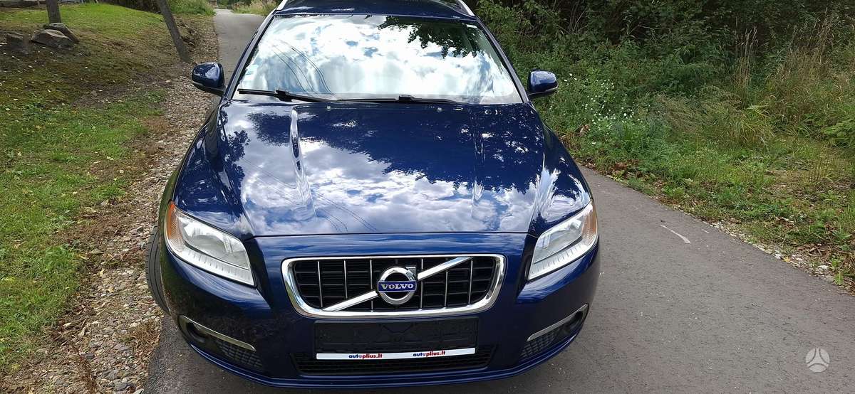 Volvo V70 2012 — rear view