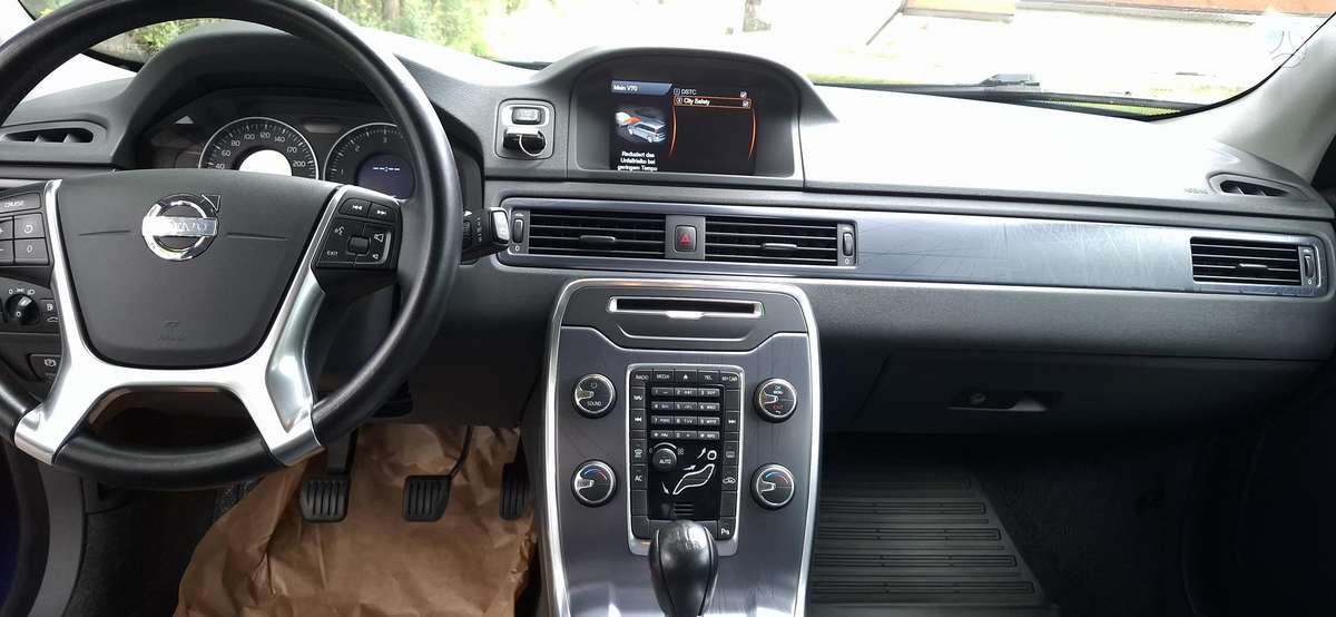 Volvo V70 2012 — photo 24