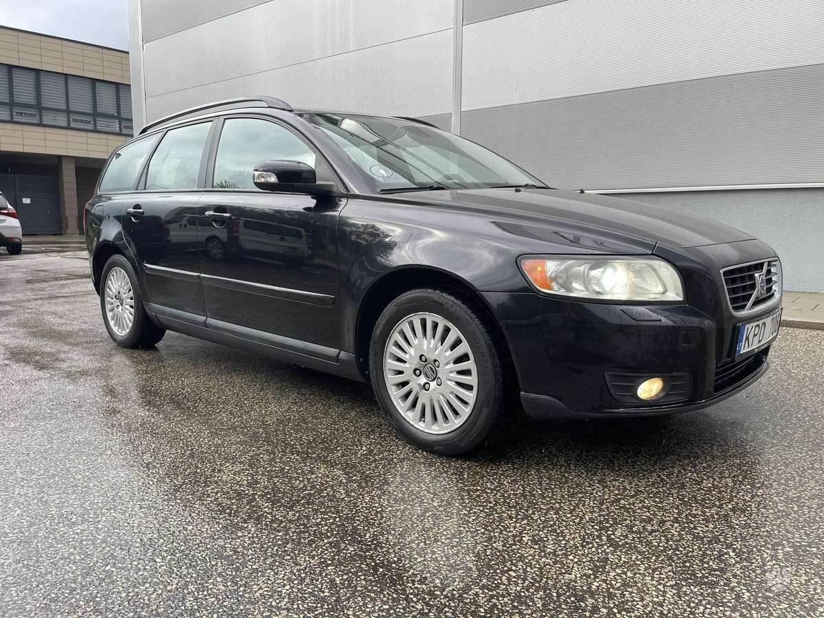 Volvo V50 2008 — rear view