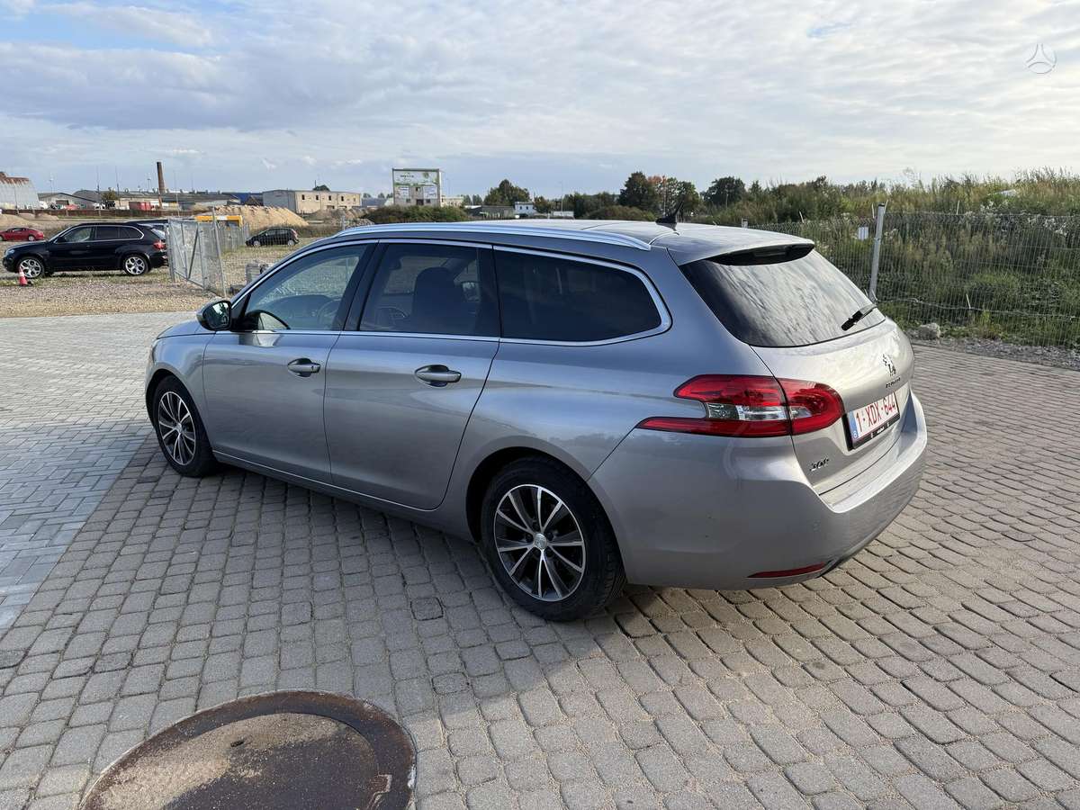 Peugeot 308 2015 — rear view