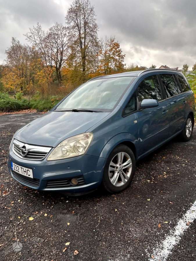 Opel Zafira 2008 — rear view