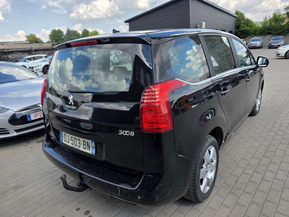 Peugeot 5008 2014 — rear view