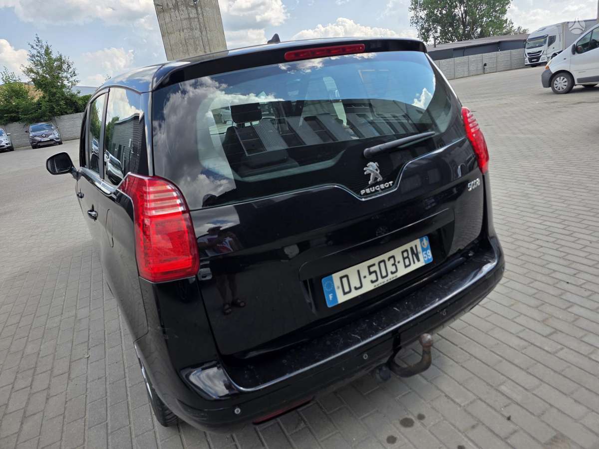 Peugeot 5008 2014 — interior