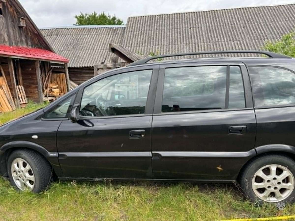Opel Zafira 2005 — вигляд ззаду