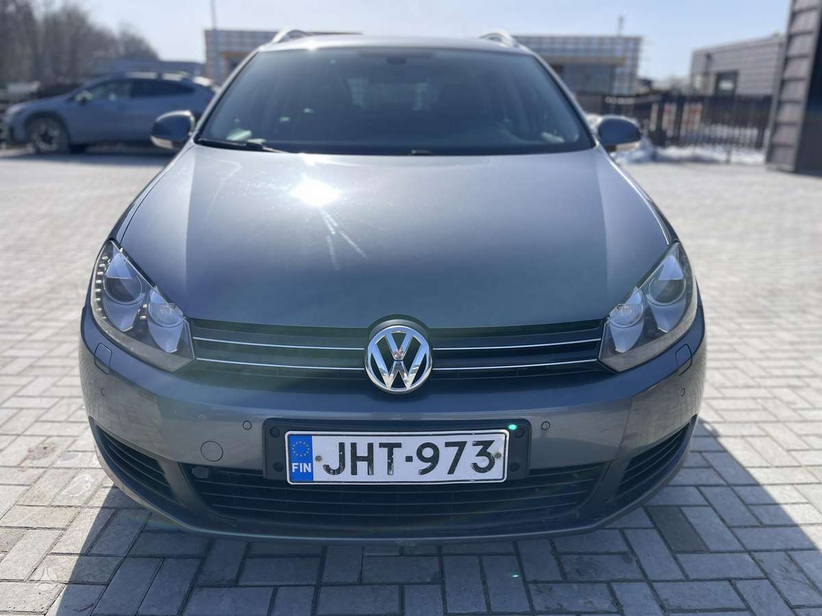 Volkswagen Golf 2011 — салон