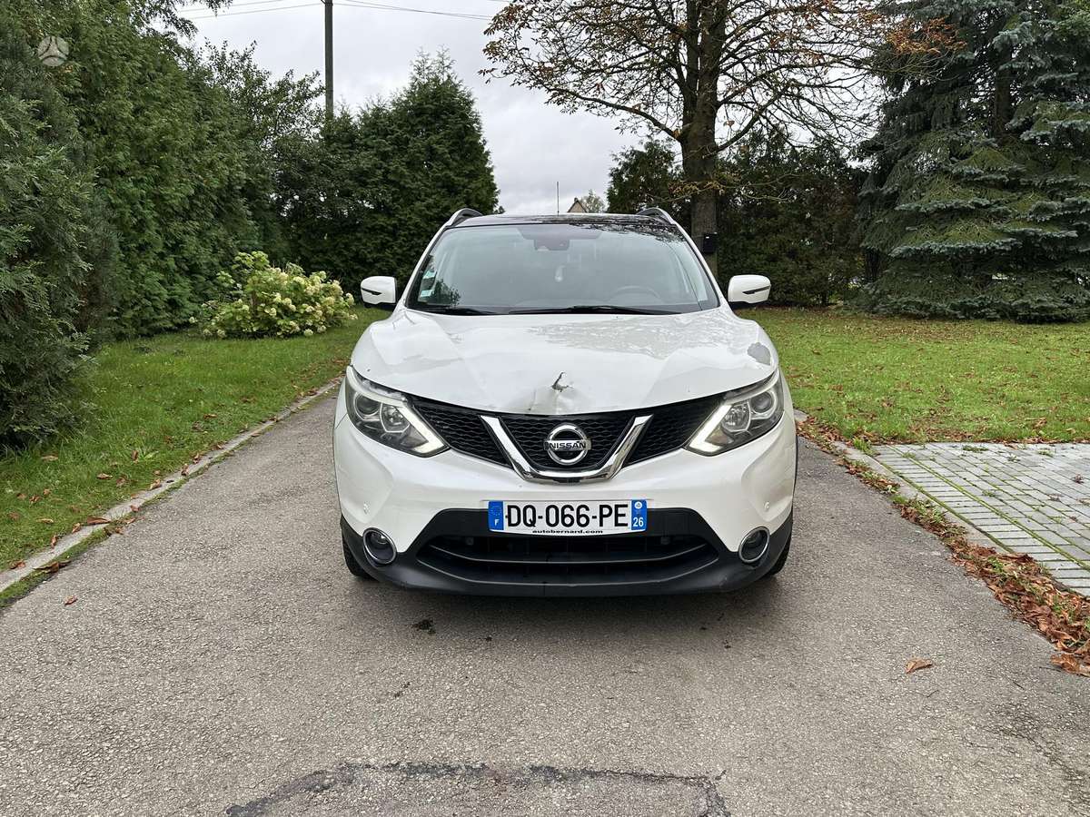 Nissan Qashqai 2015 — rear view
