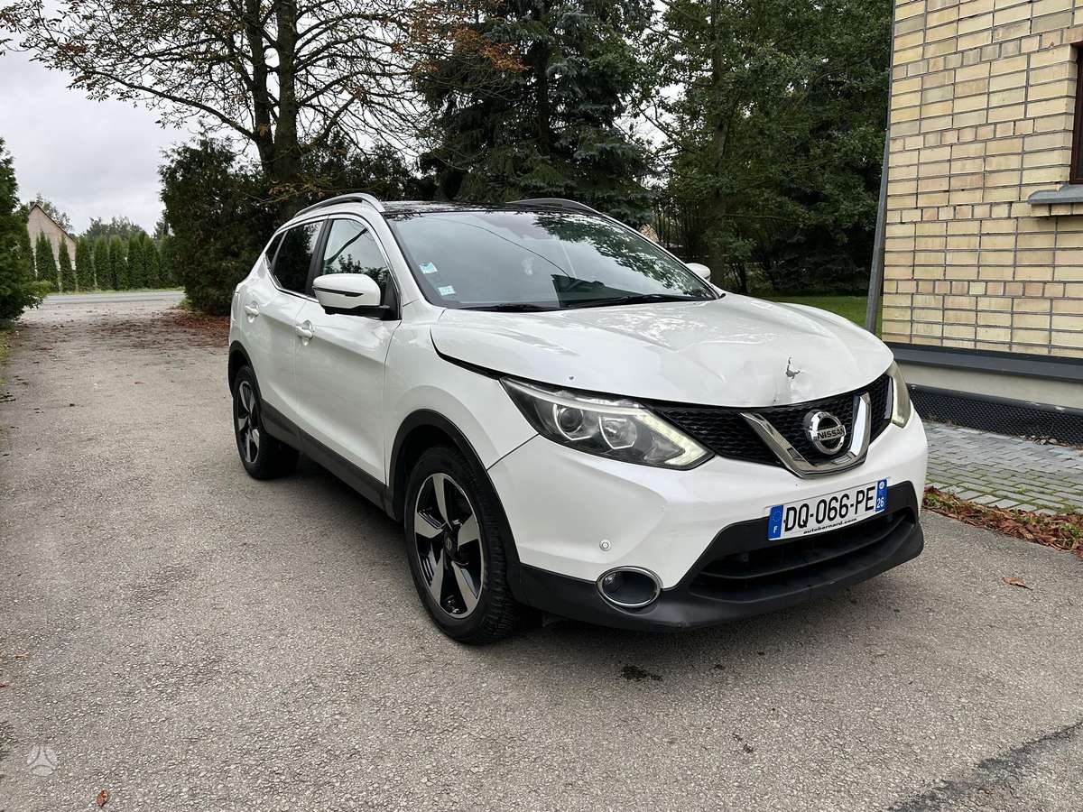 Nissan Qashqai 2015 — interior