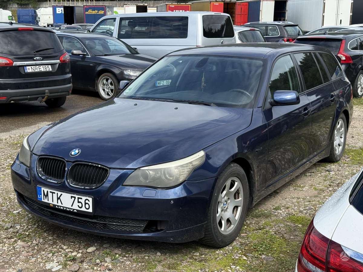 BMW 525 2009 — rear view