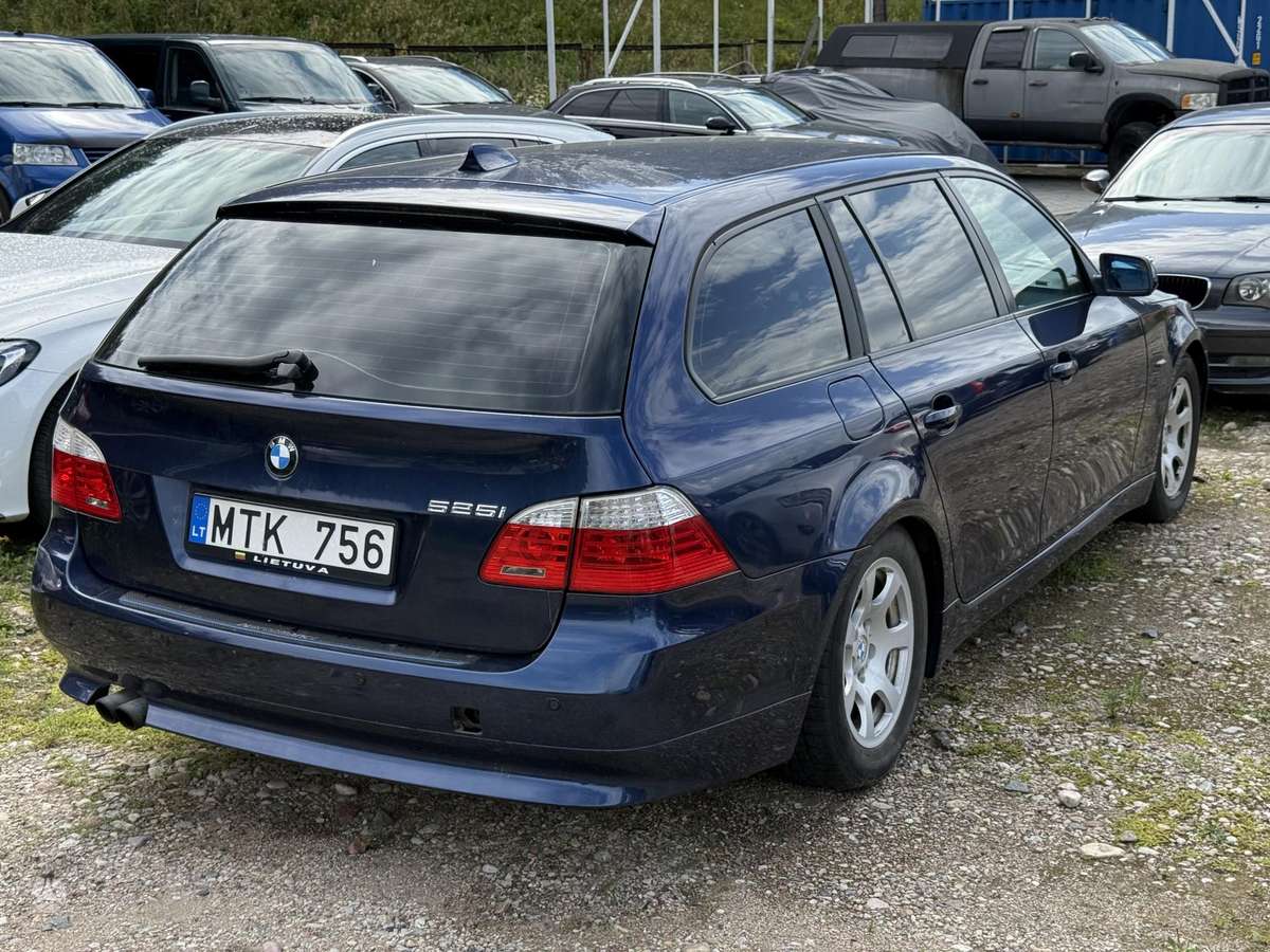 BMW 525 2009 — interior