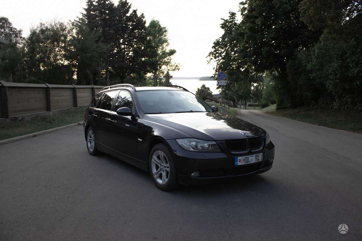 BMW 320 2008 — rear view