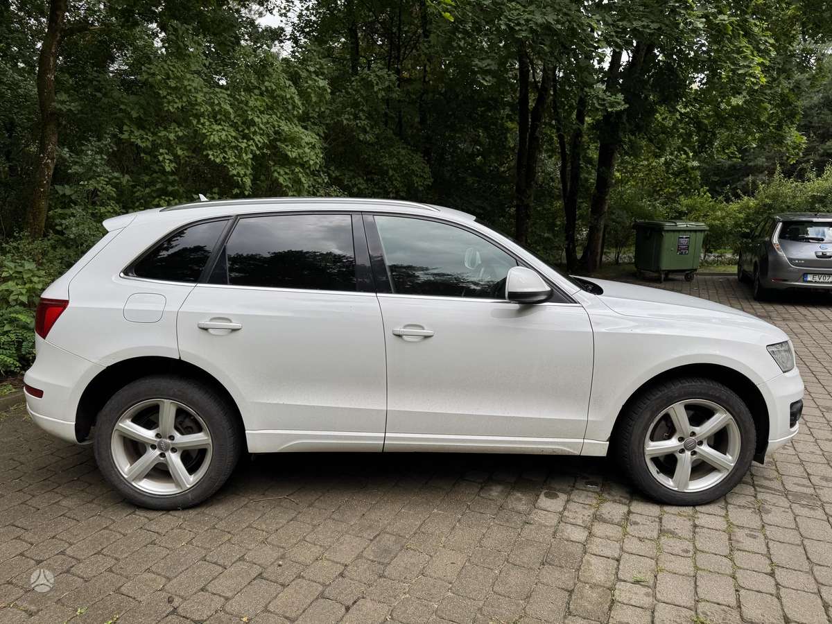Audi Q5 2009 — interior