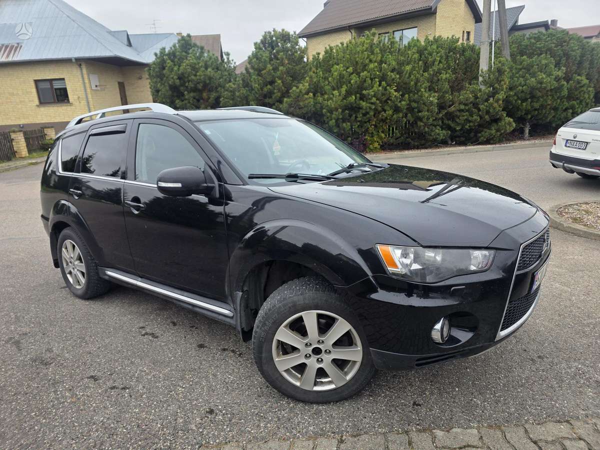 Mitsubishi Outlander 2010 — interior
