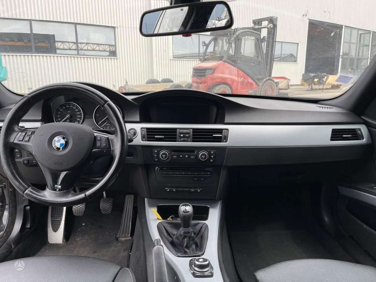 BMW 320 2009 — photo 13