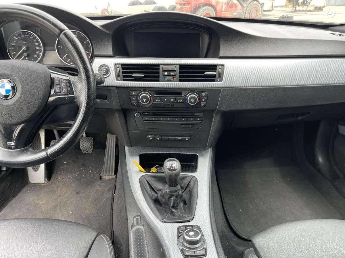 BMW 320 2009 — photo 15
