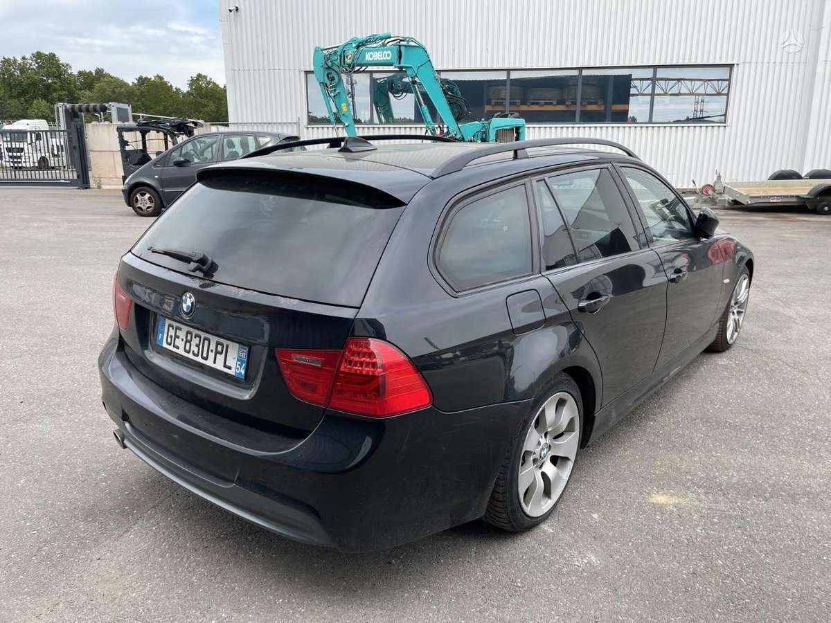 BMW 320 2009 — rear view