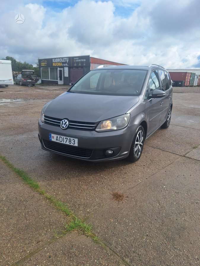 Volkswagen Touran 2011 — вигляд ззаду