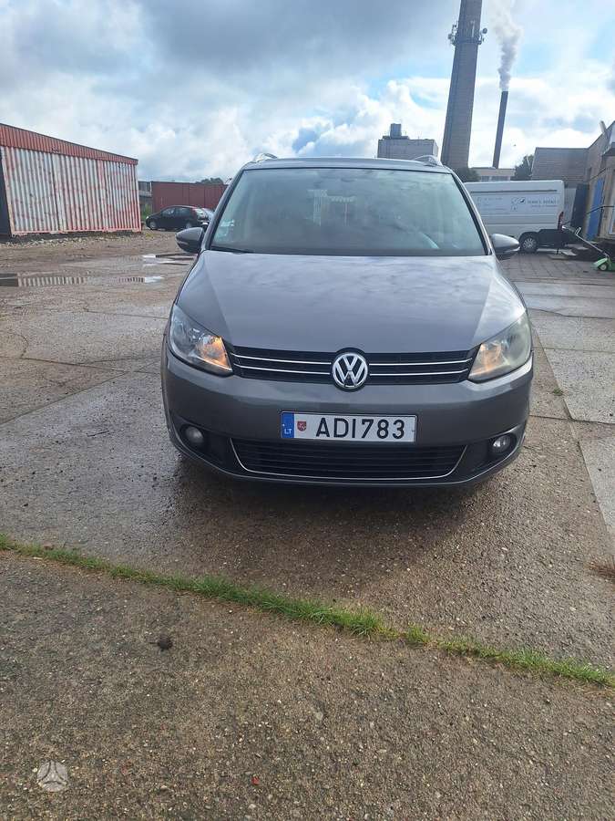 Volkswagen Touran 2011 — салон