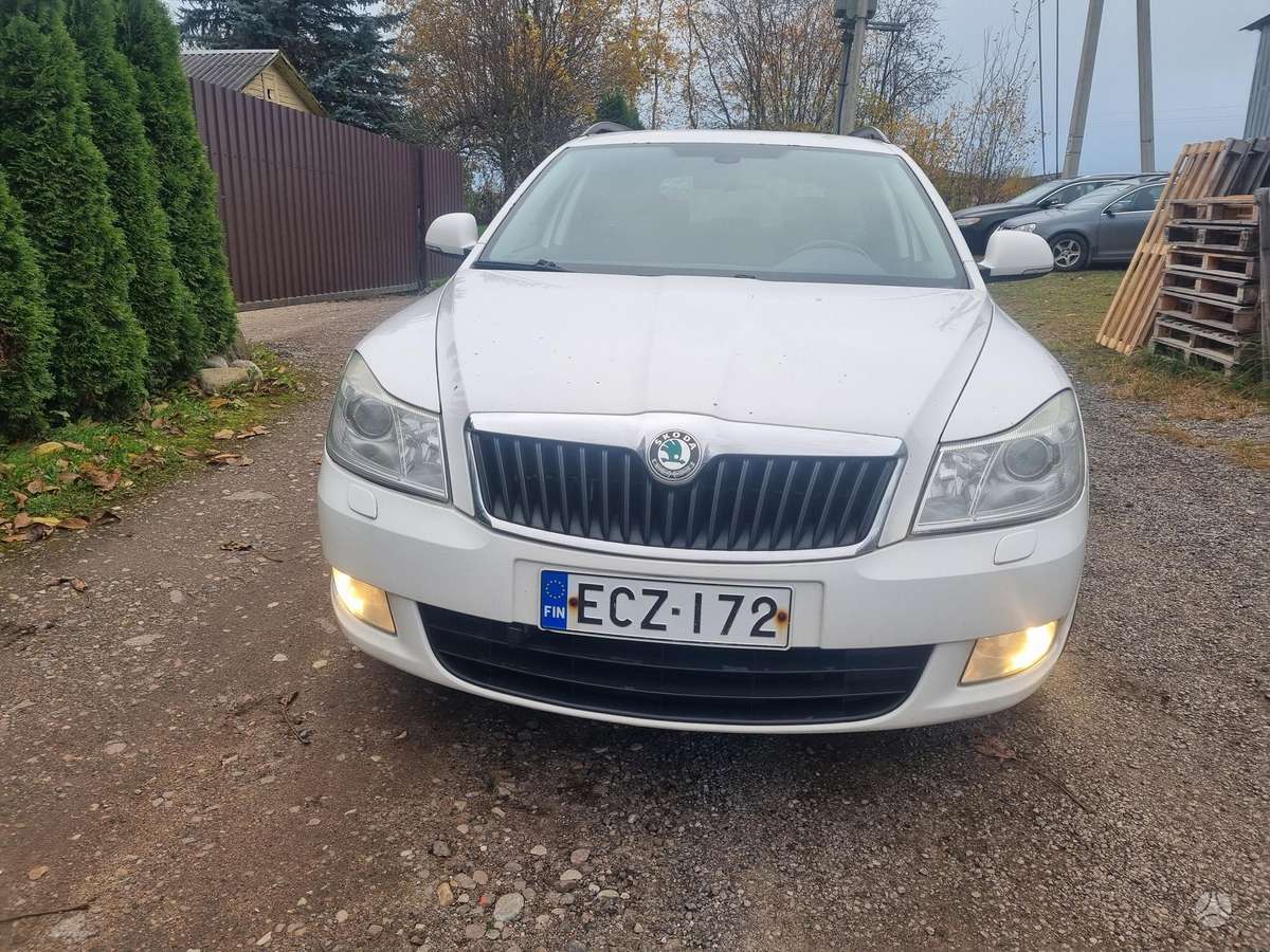 Skoda Octavia 2009 — rear view