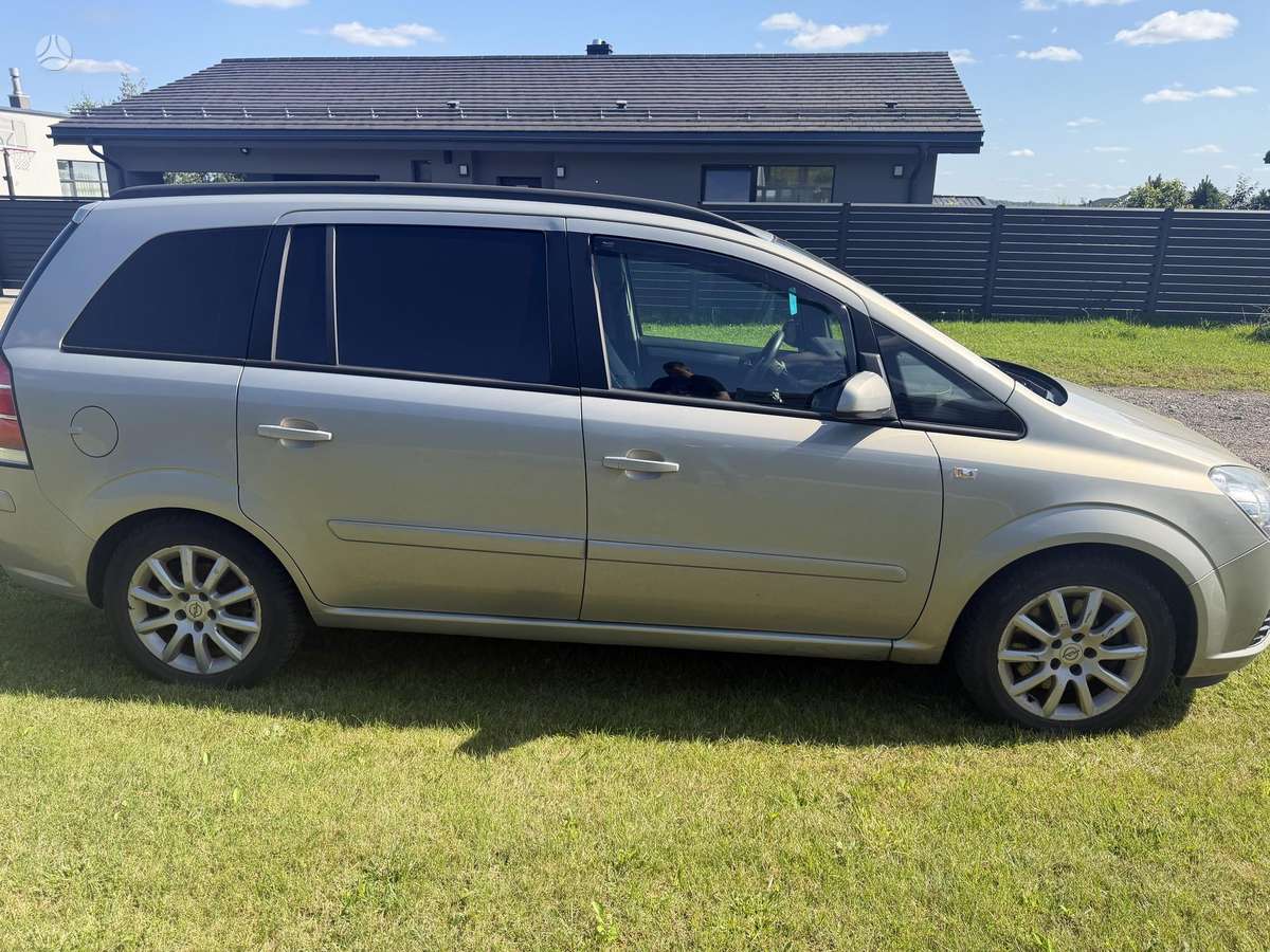 Opel Zafira 2006 — вигляд ззаду