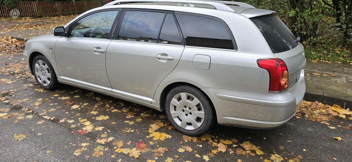 Toyota Avensis 2005 — rear view
