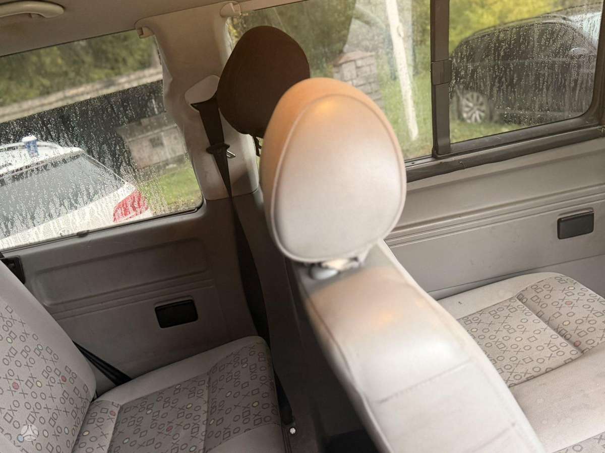 Volkswagen Caravelle 2004 — photo 15