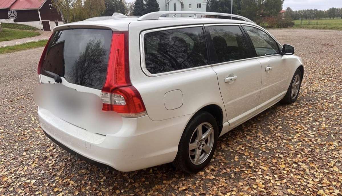 Volvo V70 2015 — rear view