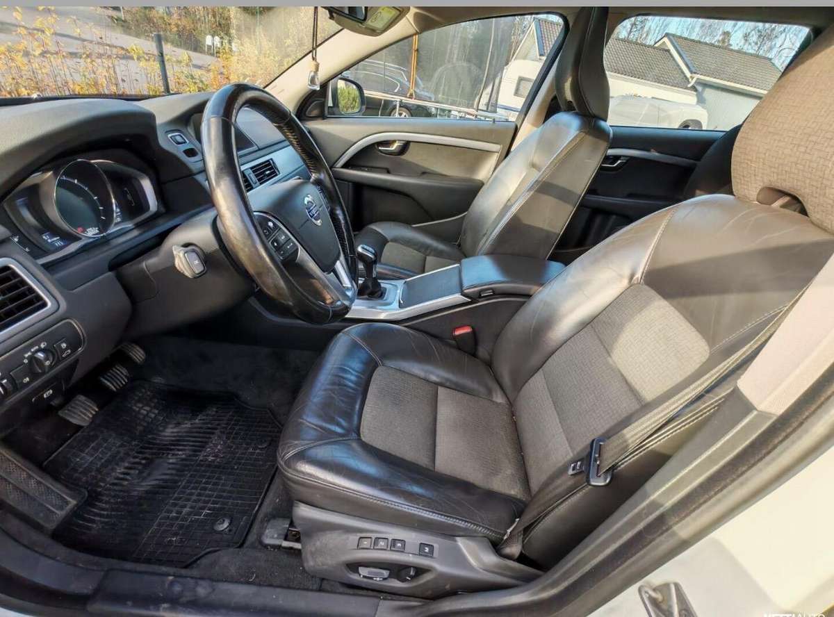 Volvo V70 2015 — interior