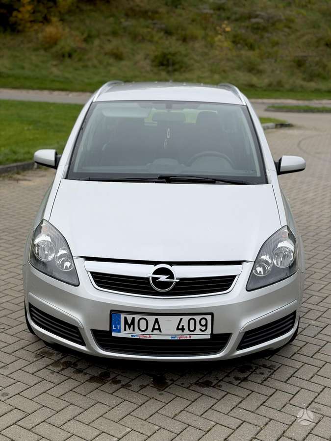 Opel Zafira 2010 — rear view