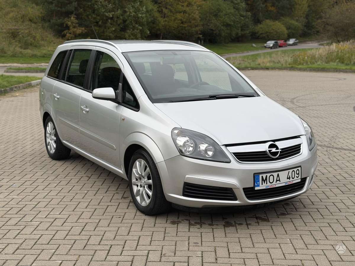 Opel Zafira 2010 — interior