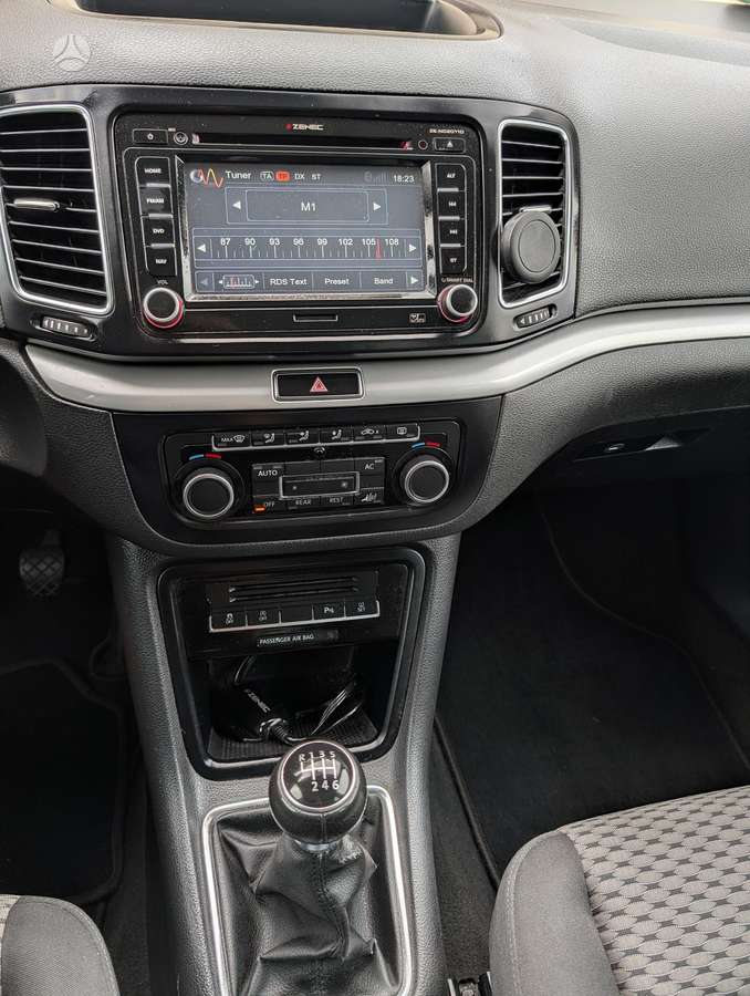 Volkswagen Sharan 2011 — photo 16