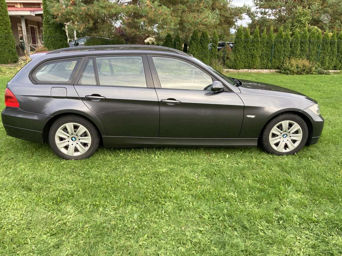 BMW 318 2006 — rear view