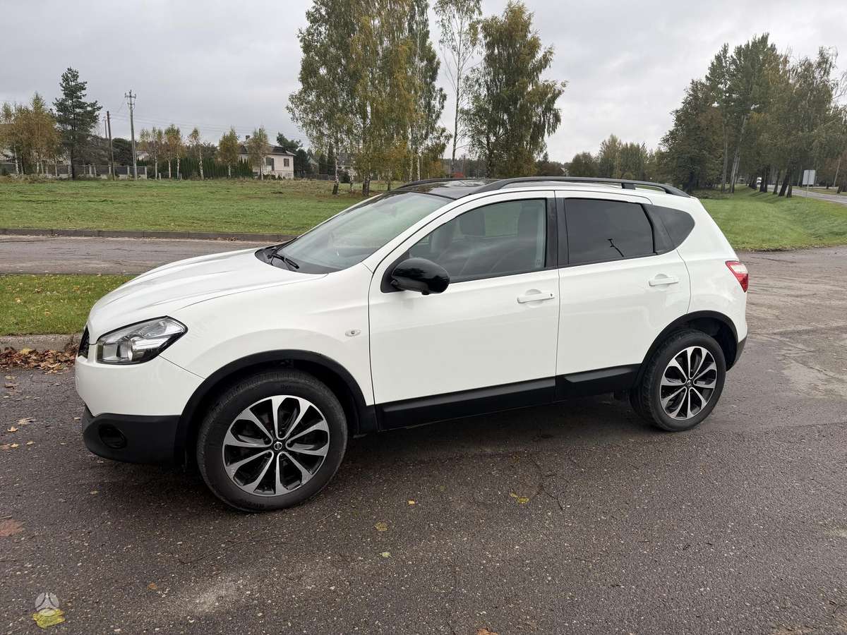 Nissan Qashqai 2013 — rear view