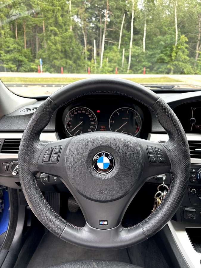 BMW 318 2010 — photo 17