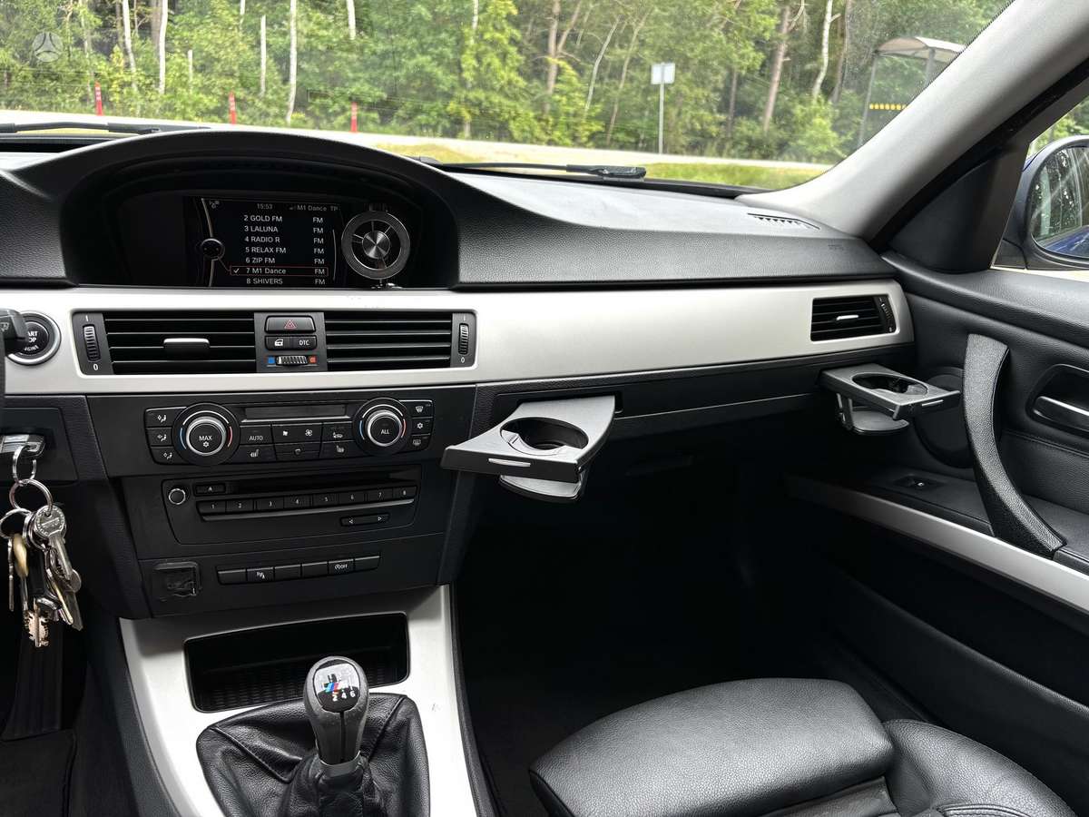 BMW 318 2010 — photo 21